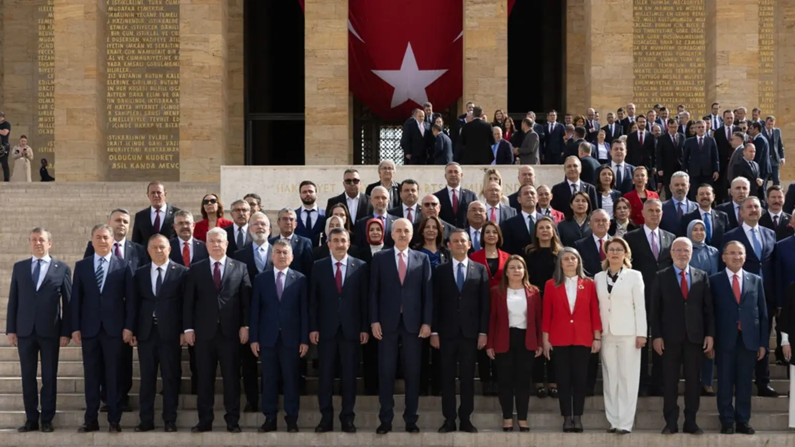 Devlet erkanı, Anıtkabir'i ziyaret etti