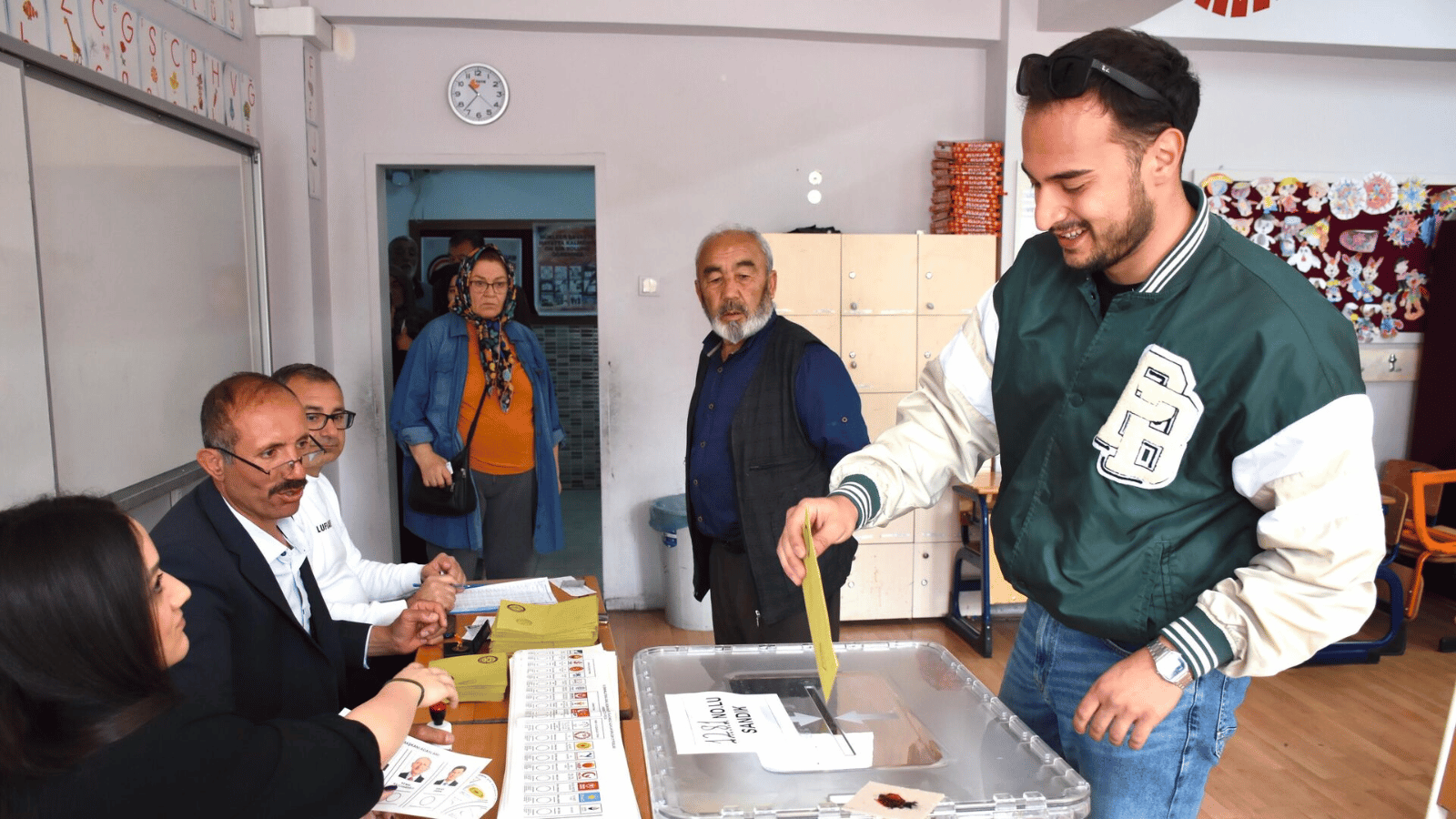 "Gidecekler denen gençler bir seçim daha beklemeye karar vermişlerdir"