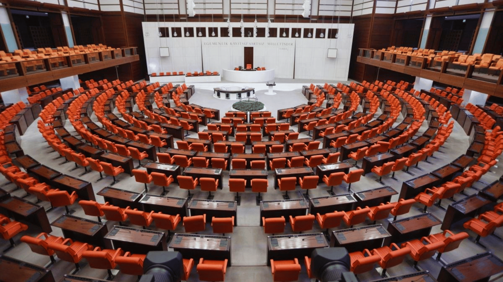 AKP ve CHP dışındaki partiler nasıl hayatta kalacak?
