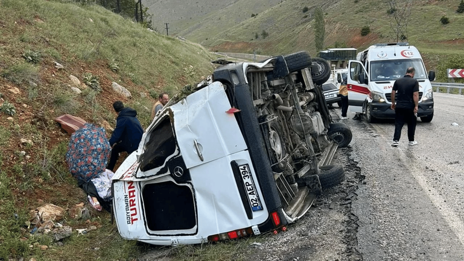 Malatya'da minibüs devrildi: 1'i ağır, 15 yaralı