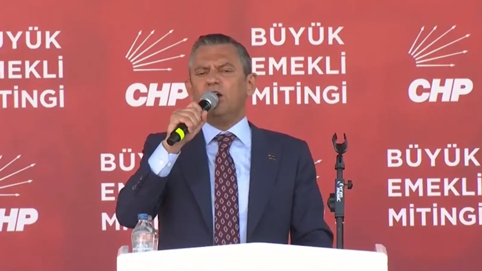 Özgür Özel, 'Büyük Emekli Mitingi'nde konuştu: "Emekli açım diyor onlar yurda git tatil yap diyor"