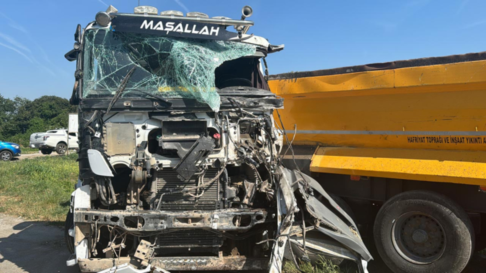 Kocaeli'de tır ile servis minibüsü çarpıştı: 1'i ağır 26 yaralı