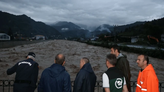 Artvin'de heyelan ve taşkınlar nedeniyle 32 köy yolu kapandı