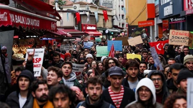 Siyaset kızıştı, ekonomi titriyor