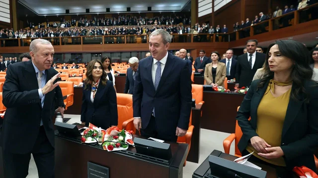 Dem Parti’ye çullanmanın hafifliği