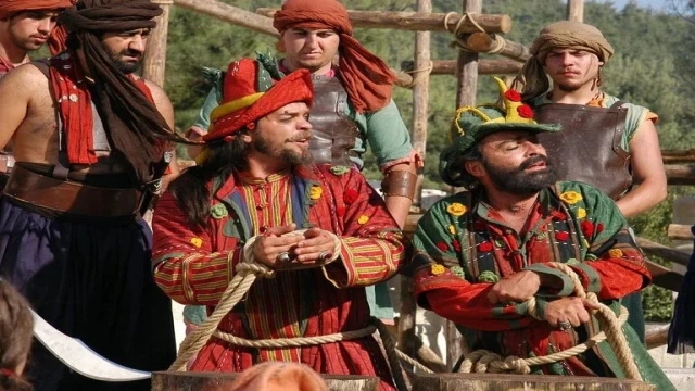 Hacivat Karagöz’ü neden öldürüldüyse Ezel Akay o yüzden linç ediliyor